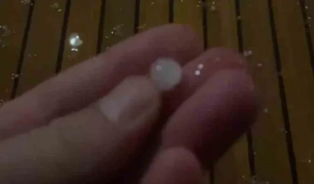 İzmir’de yağış etkisini artırıyor: Çeşme’de dolu etkili oldu