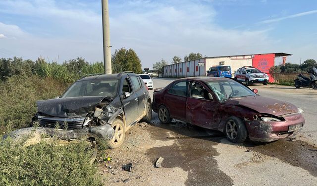 İzmir’de yürekleri ağıza getiren kaza: İki araç birbirine girdi