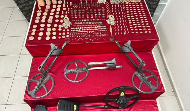 İzmir’de tarihi eser kaçakçılığı operasyonu: 1142 parça kurtarıldı