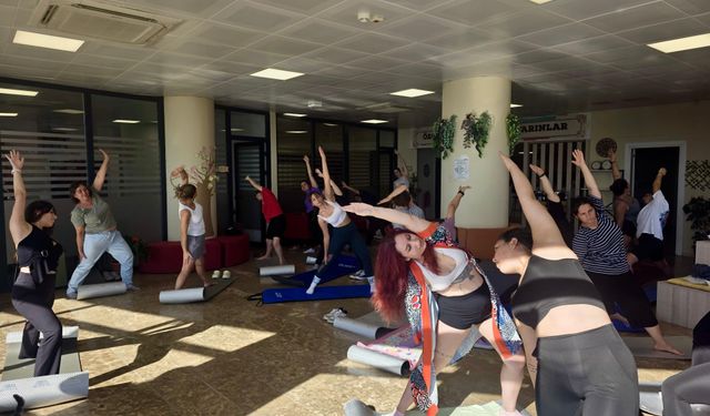 İzmirli gençler yoga saatinde buluştu