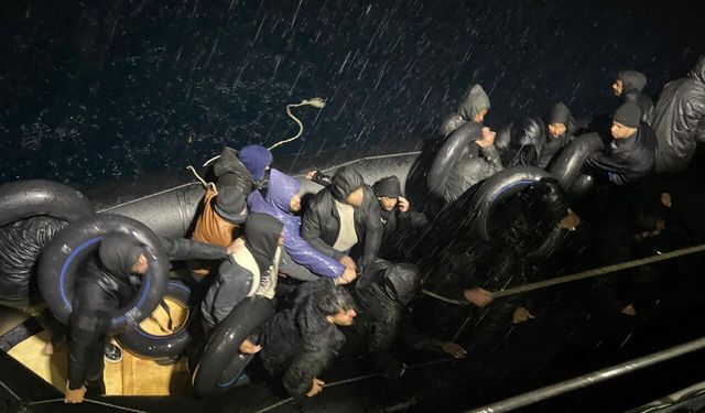 Karaburun açıklarında bot krizi: 26 düzensiz göçmen kurtarıldı