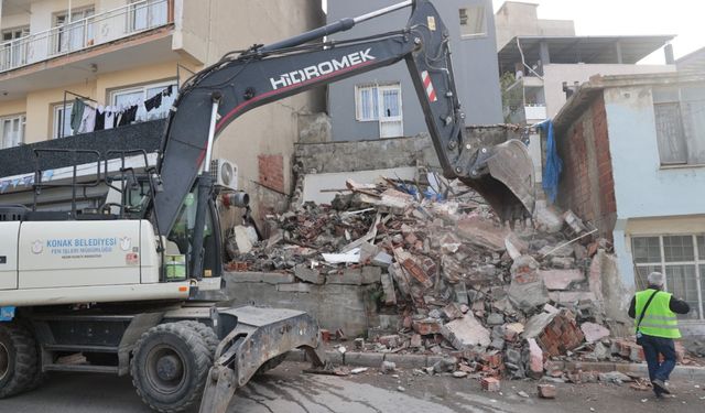 Konak’ta metruk yapıların yıkımı sürüyor