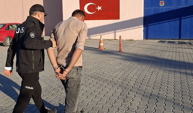 İzmir’de olaylı gece: Şikayetçi olmasın diye polis aracına saldırdılar