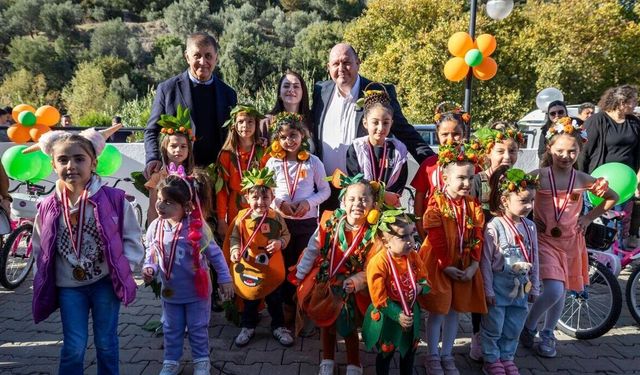 Menderes’te mandalina coşkusu: Binlerce ziyaretçi yerel lezzetlerle buluştu