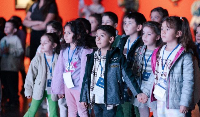 İzmir’de küçük ellerden büyük sanat: Atatürk çocukların fırçasında canlandı