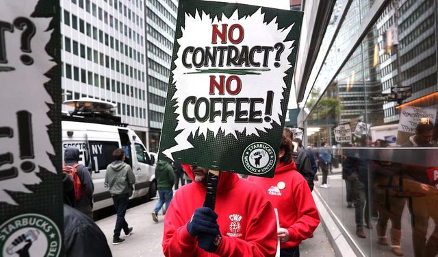Hakları için sokaktalar: Starbucks’ta süresiz grev!