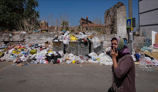 Buca'da belediye şantiyesinde çöp depolanması krizi: Mahalleli tepkili