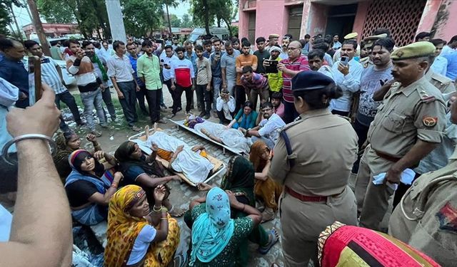 Hindistan’da izdiham yaşandı: 9 kişi ezilerek öldü