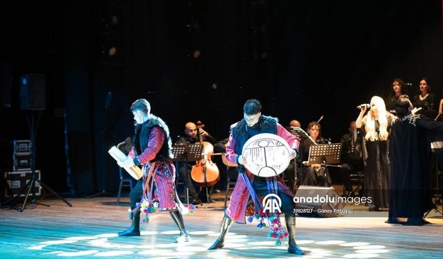 Türk dünyası renkleri İzmir’de büyüledi