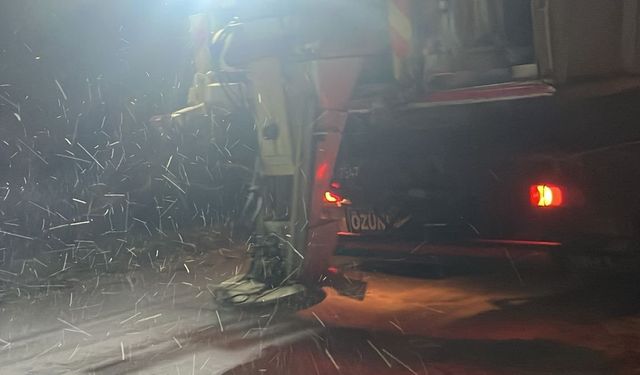 İzmir'de kar alarmı: Buzlanan yollara tuzlama çalışması yapıldı