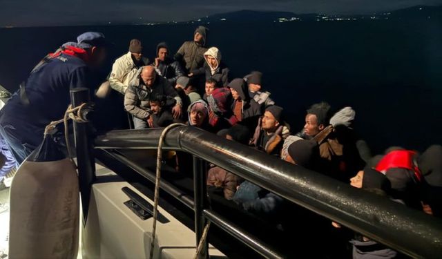 İzmir’de göçmen operasyonu: Arızalanan botta çok sayıda göçmen kurtarıldı