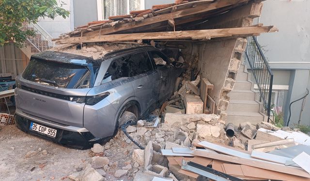 İzmir’de kontrolden çıkan otomobil kömürlüğe daldı: Yaralılar var