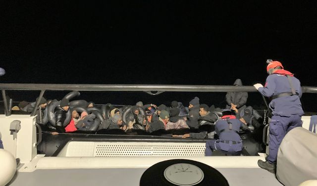 Çeşme’de göçmen botu facianın eşiğinden döndü: 62 düzensiz göçmen kurtarıldı!