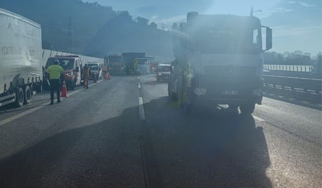 İzmir otoyolunda arızalı çekici trafiği kilitledi
