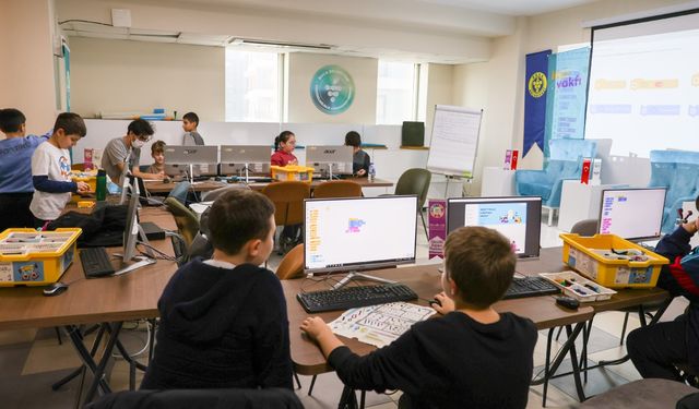 Buca’da çocuklar için ücretsiz: Robotik kodlama kurslarına yoğun ilgi