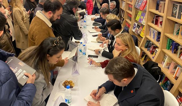 Buğra Gökce’nin imza gününün kente ve siyasete yansımaları: İzmir bin pişman!