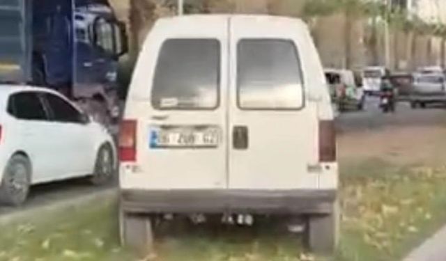 İzmir’de orta refüjü kullanan sürücüye ceza yağdı: Ehliyetine 2 ay el konuldu