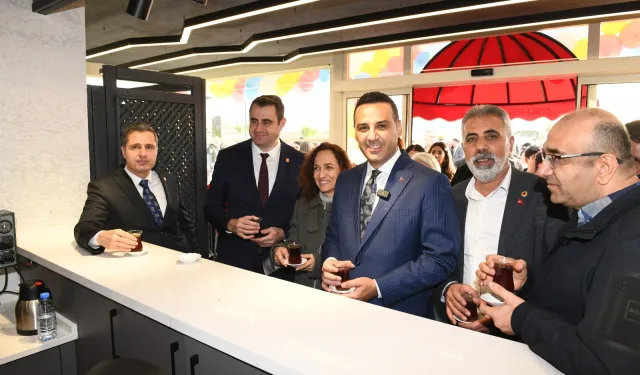 Çiğli Belediyesi Uğur Mumcu Parkı’nı hizmete açtı: Biz burayı harçla, betonla değil umutla yaptık