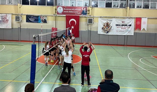 Çiğli Belediyesi’nin voleybol takımlarından büyük başarı