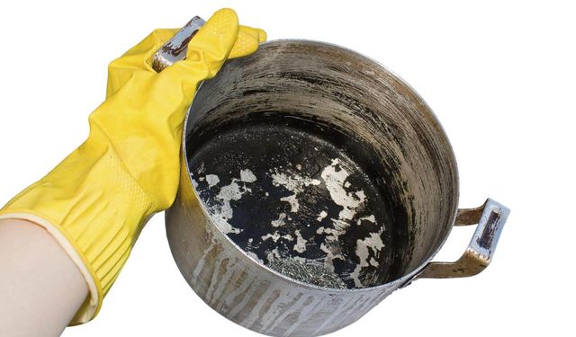 Ev hanımlarının en büyük sırrı: Dibi tutmuş tencereleri temizlemenin yolu