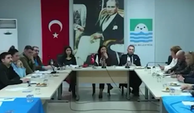 Foça Belediyesi Meclisi’nde gerginlik: Masalar yumruklandı, mikrofonlar kapatıldı!