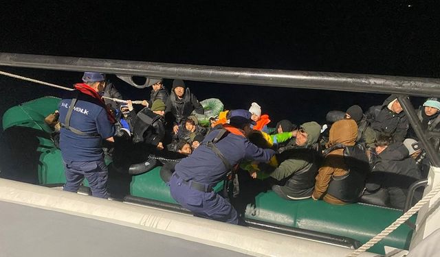 İzmir açıklarında dram: 28’i çocuk 50 göçmen kurtarıldı
