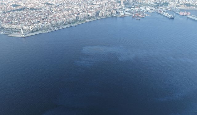 İzmir Körfezi yine kirletildi: Tersane bölgesinde mazot ve yağ kirliliği tespit edildi!