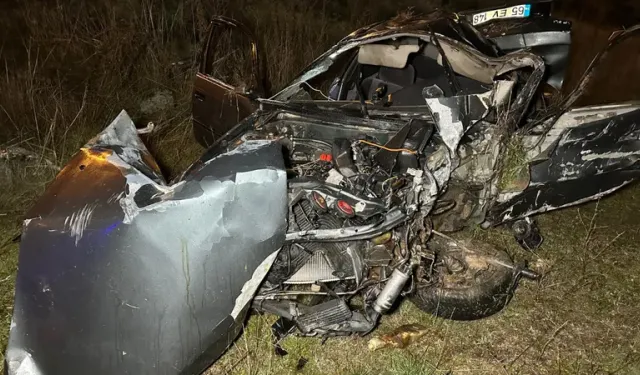 İzmir yolunda otomobil şarampole devrildi: 2 ölü, 1 yaralı