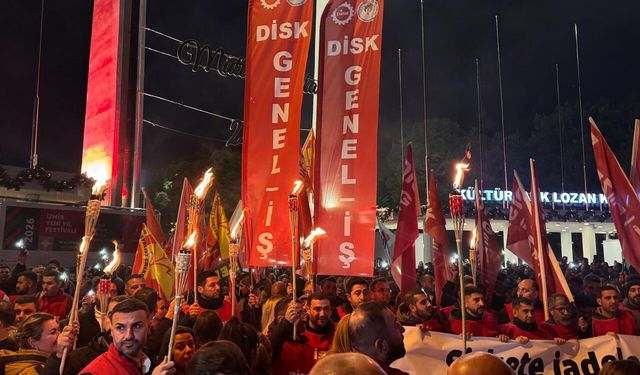 İzmir Büyükşehir Belediyesi’nde kriz büyüyor: Belediye emekçilerinden meşaleli yürüyüş
