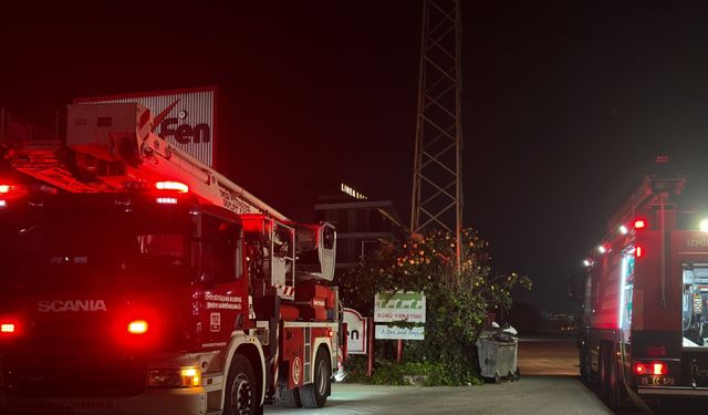 İzmir'de kompozit malzeme üreten fabrikada korkutan yangın