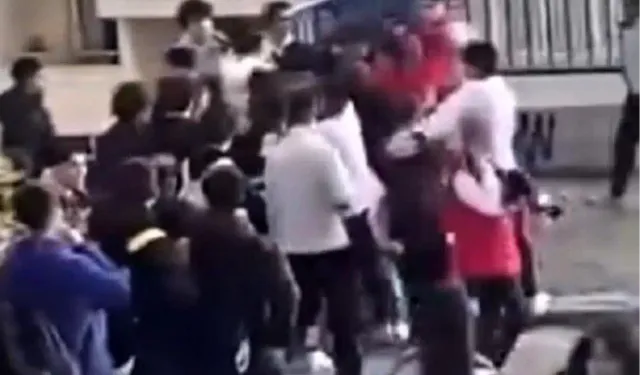 İzmir'de okul savaş alanına döndü: Öğrenciler birbirine girdi!