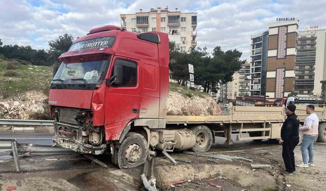 İzmir’de kontrolden çıkan tır panik yarattı: Bariyerleri aşıp karşı şeride geçti