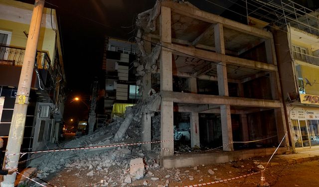 İzmir’de yıkım faciası: Beton bloklar komşu eve düştü