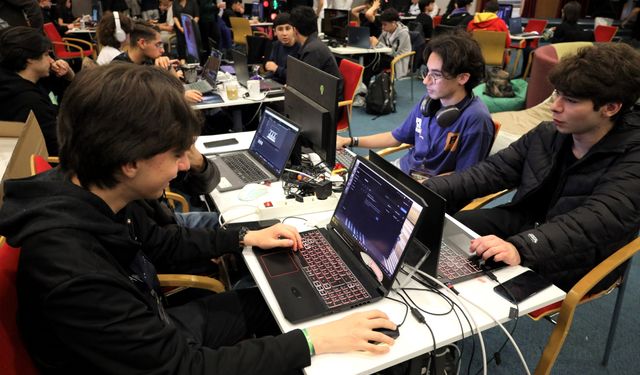 İEÜ’den Gameathon 5.0 etkinliği: En iyi oyunu geliştirmek için mücadele ettiler!