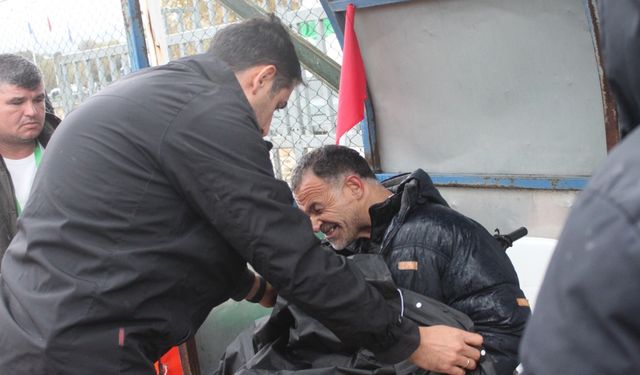 İzmir'de yürek ısıtan anlar: Polis ıslanan engelliye yağmurluğunu verdi