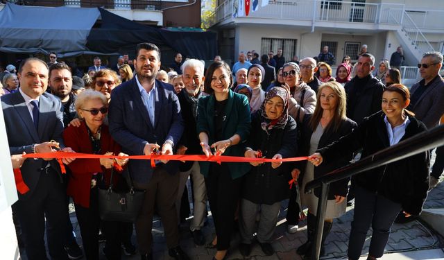 Karabağlar’da aynı günde iki ayrı açılış: İleri Yaş Akademileri hizmete girdi