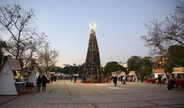 Karşıyaka’da yeni yıl hazırlığı başladı: Bu sene de Zühtü Işıl Meydanı etkinliklerle şenlenecek
