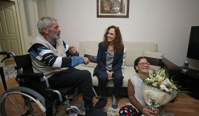 Karşıyaka’da mavi kapaklar tekerlekli sandalyeye dönüştü