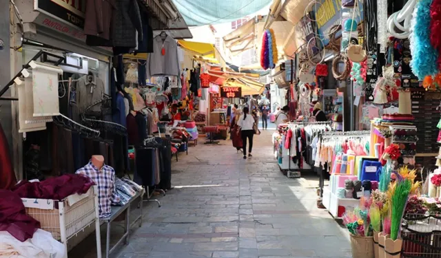 Kemeraltı esnafından Büyükşehir’e yılbaşı tepkisi: Siyasi kötülük yapılıyor