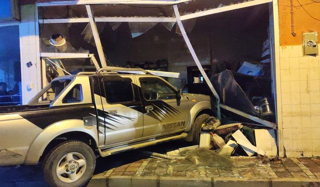 Ödemiş’te kaza:Kontrolden çıkan pikap iş yerinin deposuna girdi