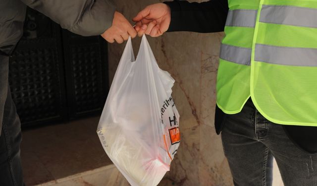 Seferihisar’da yeni yıl dayanışması: 300 aileye yılbaşı paketi