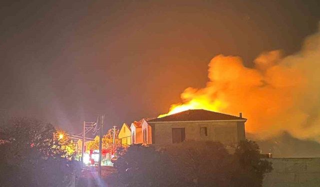 İzmir’de villa yangını: Çeşme’de alevler yükseldi