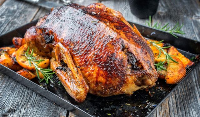 Yılbaşı sofralarını süsleyen klasik: Tam kıvamında yumuşacık fırında hindi tarifi