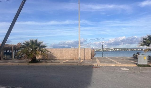 Çeşme Ilıca'da 'kent suçu': Plaja 2,5 metrelik çit çektiler