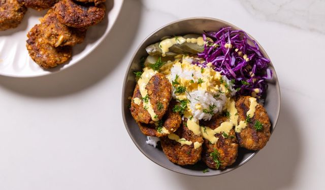 Klasik köfteye besleyici bir yorum: Yeşil mercimek köftesi nasıl yapılır?