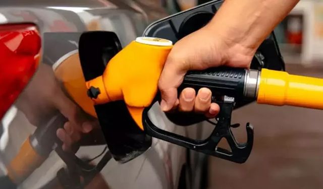 İzmir'de akaryakıt tabelaları yine değişti: Motorine zam geldi!