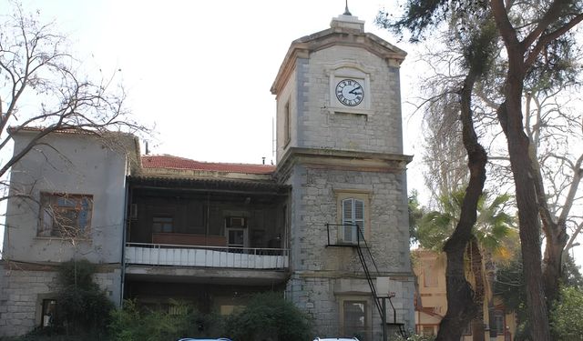 Alsancak Garı Saat Kulesi nerede ve hikayesi nedir? Alsancak Garı’nın gizli hazinesi zamana meydan okuyor!