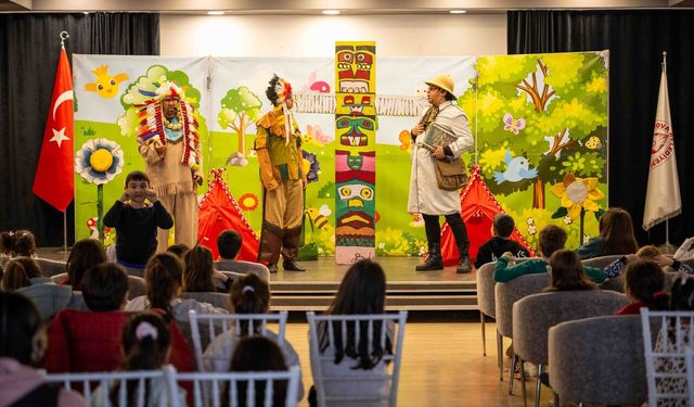 Bornovalı minikler yarıyıl tatilinde tiyatroyla şenlendi
