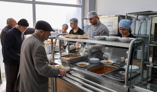 Buca’da anlamlı dayanışma: Askıda Yemek uygulaması büyüyor!