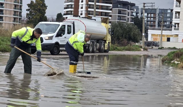 Çiğli Belediyesi’nden fırtına ve sağanağa anında müdahale